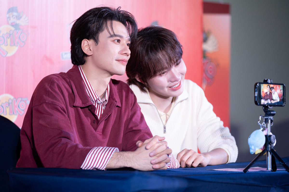 AllNews_th's tweet photo. Koriko จับมือพรีเซ็นเตอร์ เก่ง-น้ำปิง จัดงาน Koriko Meet & Greet "ยิ่งกล้า..ยิ่งใกล้” ต่อยอดความสำเร็จสร้าง Exclusive Fan Experience เปลี่ยน Engagement สู่ยอดขาย

#KORIKOxKengNamping 
#KengHarit #nampingster
#KengNamping #เก่งน้ำปิง
#Koriko

🔗 https://t.co/kgLZULMTWN
บริษัท ทีเอส เซลล์ แอนด์ มาร์เก็ตติ้ง จำกัด (TSS) ผู้บริหารการตลาดผลิตภัณฑ์สาหร่ายและขนมขบเคี้ยวสาหร่ายภายใต้แบรนด์ "โกริโกะ" (Koriko) ในเครือบริษัท ที เอส ฟู้ด โฮลดิ้ง จำกัด (TSF) จัดกิจกรรม Koriko Meet & Greet คอนเซ็ปต์ "ยิ่งกล้า..ยิ่งใกล้" ร่วมกับพรีเซ็นเตอร์ เก่ง–หฤษฎ์ บัวย้อย และ น้ำปิง–นภัสกร ปิงเมือง เมื่อวันที่ 19 กันยายน 2569 ที่ผ่านมา ณ โรงภาพยนตร์ SF World Cinema ศูนย์การค้าเซ็นทรัลเวิลด์ โดยได้รับการตอบรับอย่างล้นหลามจากแฟนคลับที่เข้าร่วมงานกว่า 100 คน โดยแบ่งเป็น แฟนคลับจำนวน 90 คนที่มียอดซื้อสะสมสูงสุดในช่วงวันที่ 1 – 31 สิงหาคม 2569  และแฟนคลับอีก 10 คน ที่เข้าร่วมเล่นกิจกรรม Koriko Dance & Dress Challenges ตอกย้ำความสำเร็จของกลยุทธ์การตลาดที่ผสานความนิยมของพรีเซนเตอร์เข้ากับประสบการณ์แบบ Exclusive Fan Experience
นางสาวกาญจนา ตั้งปกรณ์ กรรมการผู้จัดการ บริษัท ทีเอส เซลล์ แอนด์ มาร์เก็ตติ้ง จำกัด (TSS) กล่าวว่า "กิจกรรม Koriko Meet & Greet ยิ่งกล้า..ยิ่งใกล้ ในครั้งนี้เป็นหนึ่งในกลยุทธ์สำคัญที่เราตั้งใจใช้เพื่อกระชับความสัมพันธ์ระหว่างแบรนด์โกริโกะกับกลุ่มแฟนคลับให้แน่นแฟ้นยิ่งขึ้น เราเชื่อว่าการสร้างแบรนด์ในยุคนี้ไม่ได้จำกัดอยู่แค่คุณภาพของตัวสินค้าเพียงอย่างเดียว แต่ต้องอาศัยการสร้างประสบการณ์และความผูกพันทางจิตใจที่แท้จริงกับผู้บริโภค การที่เราเลือกให้เก่ง-น้ำปิงเป็นพรีเซนเตอร์ และออกแบบกิจกรรมที่เปิดโอกาสให้แฟนคลับได้ใกล้ชิดกับศิลปินดาราที่ชื่นชอบมากขึ้นตามระดับการสนับสนุน ถือเป็นการตอบแทนความเชื่อมั่นของผู้บริโภคโดยตรง และเป็นแนวทางที่เราจะพัฒนาต่อยอดในแคมเปญถัดไปของโกริโกะ เพื่อสร้างการเติบโตของแบรนด์อย่างยั่งยืนในระยะยาว"

การจัดงาน Koriko Meet & Greet ยิ่งกล้า..ยิ่งใกล้ ครั้งนี้ไม่ได้เป็นเพียงกิจกรรมกระชับความสัมพันธ์กับผู้บริโภคทั่วไป แต่เป็นส่วนหนึ่งของกลยุทธ์ทางการตลาดที่โกริโกะนำมาปรับใช้อย่างเป็นระบบ โดยอาศัยพลังของพรีเซนเตอร์ "เก่ง-น้ำปิง" ในการสร้างการมีส่วนร่วมกับกลุ่มแฟนคลับที่มีความรักและความรู้สึกที่ดีต่อพรีเซนเตอร์ ผ่านกลไกการตลาดที่เชื่อมโยงยอดการซื้อสินค้าเข้ากับสิทธิประโยชน์แบบ Tier-based Rewards ที่แบ่งสิทธิพิเศษออกเป็นหลายระดับตามยอดสนับสนุน ตั้งแต่การพูดคุยแบบตัวต่อตัว ภาพถ่ายพร้อมลายเซ็นสด ไปจนถึงของที่ระลึกสุดพิเศษ
รูปแบบดังกล่าวสะท้อนแนวทางการตลาดที่เปลี่ยนจาก "การซื้อสินค้า" ให้กลายเป็น "การลงทุนในความสัมพันธ์กับแบรนด์" ซึ่งเป็นแนวทางที่ได้รับความนิยมในอุตสาหกรรม FMCG ที่ต้องการสร้างความแตกต่างในตลาดที่มีการแข่งขันสูง โดยเฉพาะกลุ่มขนมขบเคี้ยวที่ผู้บริโภคมีทางเลือกจำนวนมาก การสร้างประสบการณ์เฉพาะตัว (Personalized Experience) และความรู้สึกพิเศษเฉพาะกลุ่ม จึงเป็นกุญแจสำคัญในการสร้าง Brand Loyalty ระยะยาว

นอกจากนี้ KORIKO ยังต่อยอดการมีส่วนร่วมผ่านกิจกรรมออนไลน์ขนานคู่กันไป ได้แก่ Koriko Dance Challenge และ Koriko Dress Up Challenge ซึ่งเป็นการกระตุ้นให้แฟนคลับสร้างคอนเทนต์เผยแพร่บนโซเชียลมีเดียด้วยตนเอง เพื่อช่วยขยายการรับรู้แบรนด์ในวงกว้างโดยไม่ต้องพึ่งพางบโฆษณาแบบดั้งเดิมเพียงอย่างเดียว ถือเป็นการผสาน Offline Experience เข้ากับ Online Amplification ได้อย่างมีประสิทธิภาพ
จากจำนวนผู้เข้าร่วมกิจกรรม ประกอบกับกระแสตอบรับที่ดีบนโซเชียลมีเดีย ผ่านแฮชแท็กของแคมเปญ #KORIKOxKengNamping และ KNP WITH KORIKO สามารถติดเทรนด์อันดับ 5 และ 6 บน X (ทวิตเตอร์) ประเทศไทย สะท้อนให้เห็นว่าพรีเซนเตอร์สร้างทั้ง Brand Engagement และแรงกระตุ้นด้านยอดขายไปพร้อมกันได้อย่างมีประสิทธิภาพ โดยผลตอบรับจากแคมเปญนี้จะถูกนำไปต่อยอดในการวางแผนกิจกรรมการตลาดในอนาคต เพื่อรักษาฐานแฟนคลับและขยายกลุ่มผู้บริโภคใหม่ในตลาดขนมขบเคี้ยวสาหร่ายที่มีการแข่งขันสูงต่อไป