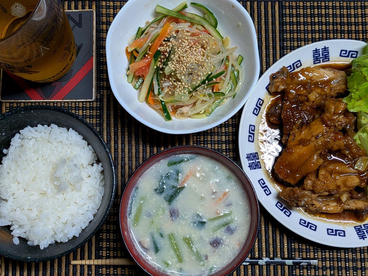 wakamotoaoi's tweet photo. 忙しい💦週末の夜勤前の晩ごはん🍚🥢
甘���名古屋味チキンスペアリブ
(鶏のパックリブが値引き140円だったので😅)
中華風春雨サラダ
コクうま小松菜豆乳スープ
野菜中心と豆乳使った健康思考料理で
夜勤乗り越えます!💪
#あおいさん家の晩ごはん
#cookpad
#キッコーマンホームクッキング https://t.co/Px8uMbyrSI