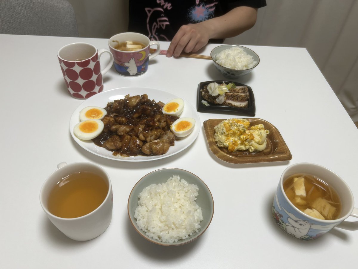 altoworks_chan's tweet photo. 今日は焼き鳥風蒸し鶏の玉ねぎ炒め！

あと味噌汁！

旅行からの家のご飯も美味しいね！ https://t.co/VbvSxejVJw