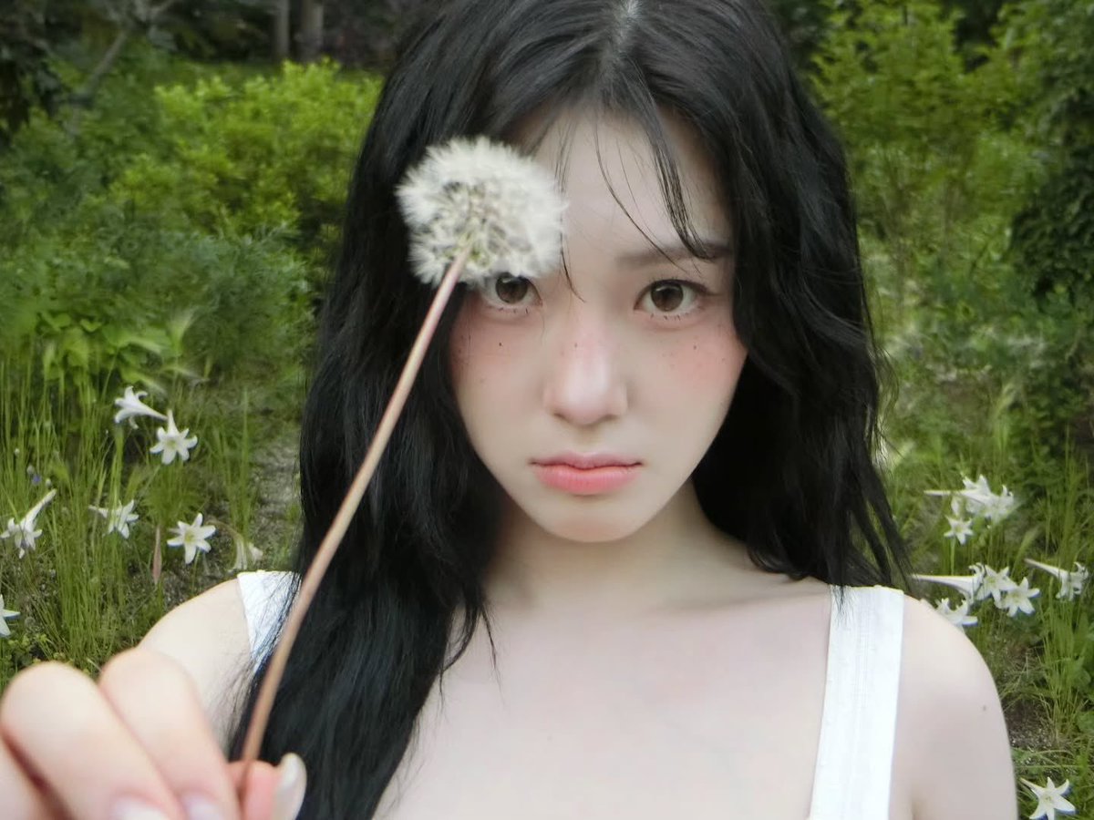 warmbitcs's tweet photo. chaehyun really looks like she was made for flower gardens 🥺💐 https://t.co/yz6j1tFEaO