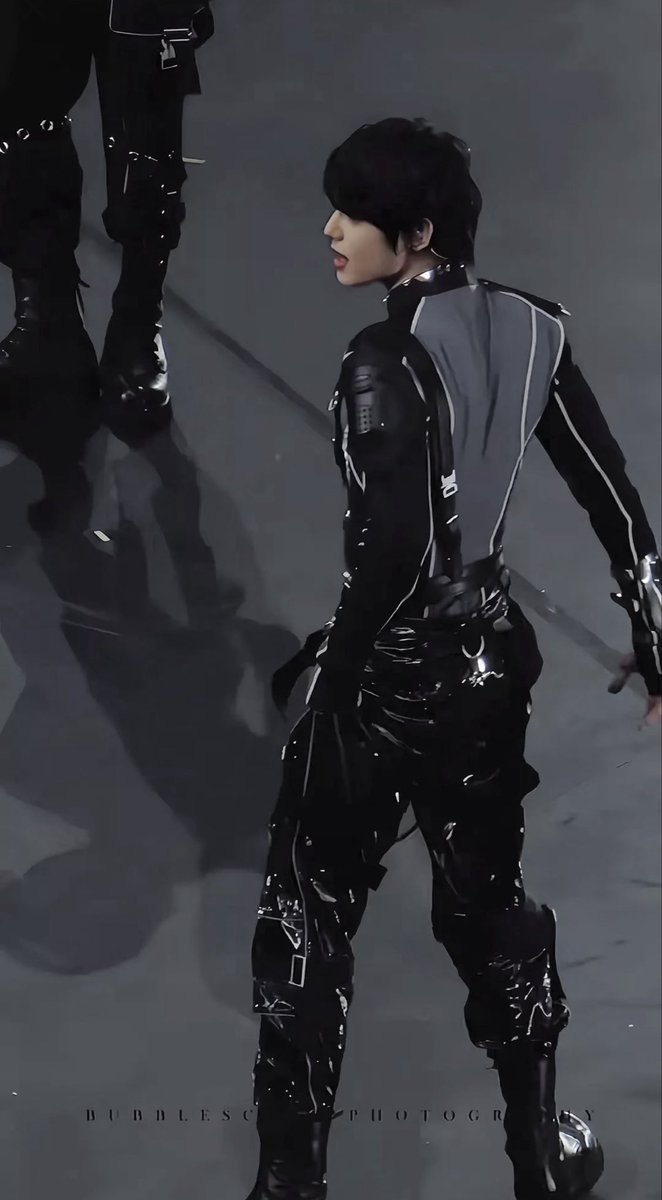 hmcentric's tweet photo. hamin’s silhouette in this outfit… genuinely one of my fav looks of his EVER 

#SMTR25 #HAMIN #하민 https://t.co/r5lIjfIq6l