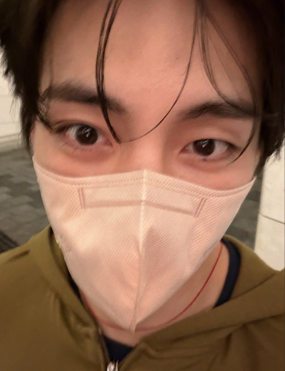 yunoozes's tweet photo. he is kinda giving jeon jungkook https://t.co/9gUKOs2839