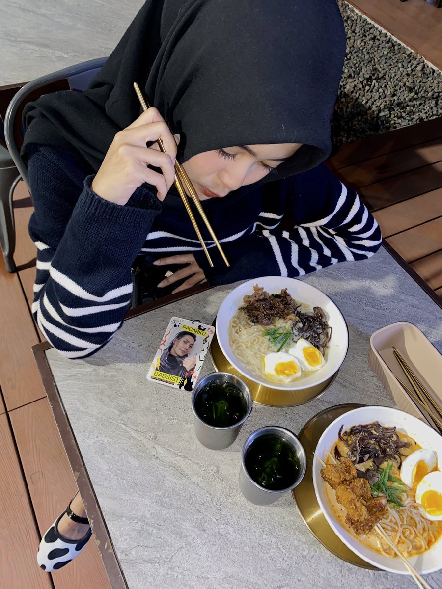 ordinarydelin's tweet photo. ramen with juy<33 https://t.co/rWUi3cOYxU
