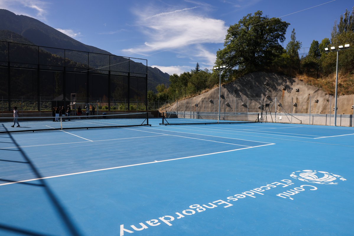 comuee's tweet photo. 🎾 Estrenem les noves pistes de tennis del Falgueró! ✨

Un nou espai per gaudir de l’esport, amb 2 pistes, zones verdes i graderies. 🌿🏙️

🏆 Aquest dissabte acullen el primer torneig i, a partir de l’octubre, estaran obertes a tota la ciutadania! 

#EscaldesEngordany #Andorra https://t.co/3IdaPUXZV1