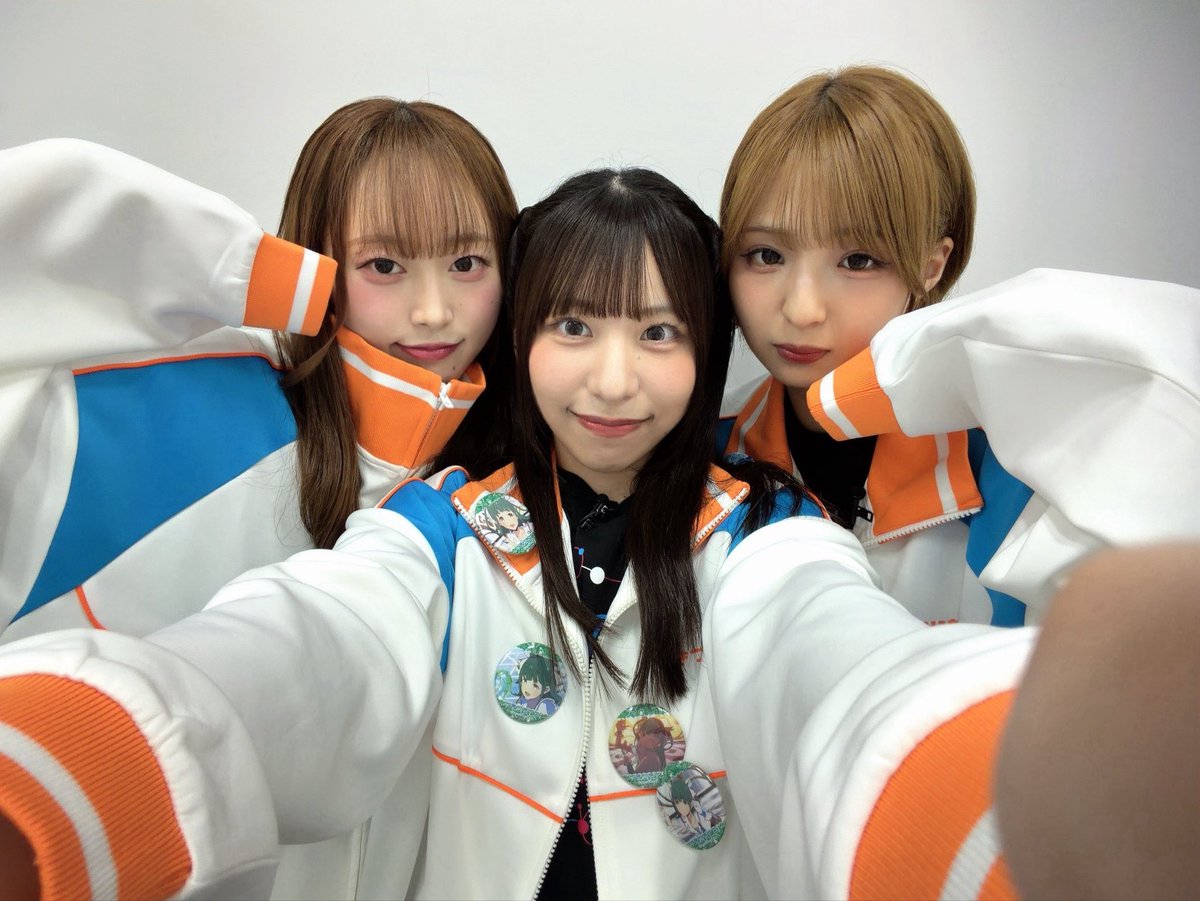 amasawa__akane's tweet photo. #イキヅLIVE配信 
ご視聴ありがとうございました！
ラブカ参戦嬉しい〜🥹
3rd LIVEに向けてまたよろしくお願いしますっ

ジャージ着てると私とおゆき部活の先輩感すごい。
ことちゃんは可愛い可愛い後輩ちゃん♡ https://t.co/zrrydyc63D