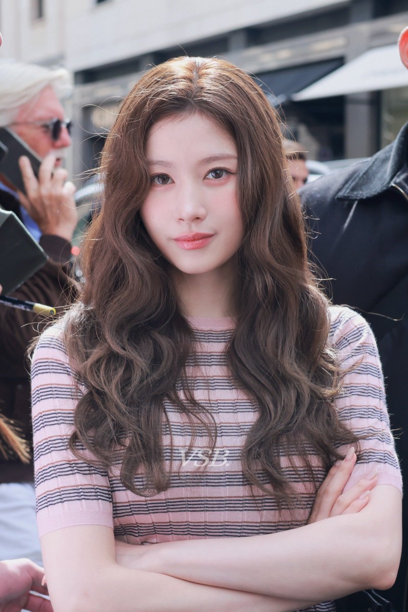 VSB_1229's tweet photo. 260924 
#트와이스 #TWICE #사나 #SANA #サナ 
#PradaxSANA #PradaSS27xSANA https://t.co/GeOaGODUP2