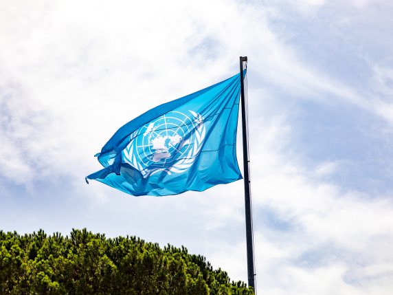 marsetac's tweet photo. Uomini donne e persino bambini stuprati e la violenza sessuale utilizzata come strumento di intimidazione, umiliazione e tortura soprattutto nei territori occupati dai russi.

Un agghiacciante rapporto dell'Ufficio delle Nazioni Unite per i diritti umani, pubblicato oggi, afferma che la violenza sessuale è stata usata contro civili e prigionieri di guerra in Ucraina, secondo uno schema scioccante di tortura, intimidazione e coercizione, sin dall'inizio dell'attacco armato su vasta scala della Federazione Russa contro il suo vicino, più di quattro anni fa.

Dal 24 febbraio 2022, data di inizio dell'attacco russo all'Ucraina, fino alla fine di luglio di quest'anno, sono stati documentati circa 1.004 casi di violenza sessuale con una netta preponderanza di eventi addebitabili alla parte russa (l'89%).

La maggior parte delle vittime di violenza sessuale erano uomini, soprattutto nei luoghi di detenzione, ma anche donne e bambini sono stati colpiti, principalmente nei territori occupati dell'Ucraina. Le violazioni commesse includono stupri di gruppo, stupri, mutilazioni genitali, scosse elettriche e percosse ai genitali, nonché altri atti degradanti di natura sessuale. La vittima di stupro più giovane di cui si abbia documentazione era una bambina di quattro anni e la più anziana una donna di 82 anni, in entrambi i casi perpetrati dalle autorità russe.

Molti degli uomini sopravvissuti hanno affermato di essere stati colpiti ai genitali con un taser, un telefono da campo militare di epoca sovietica noto come "tapik". "L'applicazione di scosse elettriche ai genitali con un taser era una forma comune di violenza sessuale usata contro i prigionieri di guerra ucraini e il personale medico trattenuto, e 155 di loro (il 27%) ne hanno subito almeno una volta", afferma il rapporto.

Le singole vittime hanno raccontato all'Ufficio delle Nazioni Unite per i diritti umani esperienze profondamente angoscianti. Un prigioniero di guerra ucraino ha descritto di essere stato violentato con un manganello, un altro di essere stato penetrato con la forza usando le chiavi della cella, e un civile ucraino ha affermato di essere stato violentato con il manico di una pala.

Una donna ha raccontato che un soldato russo si è introdotto nella sua casa a Zaporizhzhia e l'ha violentata più volte a settimana per un mese, promettendole in cambio un trattamento migliore per il marito detenuto.

Un'altra donna ha raccontato che un soldato russo si è introdotto con la forza nella sua casa a Kherson e la violentava ogni notte. L'ha anche ripetutamente minacciata di stupro di gruppo. In un altro caso, una donna ha descritto come due soldati russi si siano introdotti nella casa di una famiglia nella regione di Kiev nel 2022 e l'abbiano violentata in gruppo dopo aver sparato e ucciso suo marito, minacciandola di spararle davanti al figlio di quattro anni se avesse opposto resistenza.

Chiunque continui a sostenere la necessità di applicare la legge del più forte, anziché chiedere giustizia per le vittime, ha scelto semplicemente di abbassare il volume delle sofferenze altrui e di rendersi quindi complice di queste violenze. Se oggi decidiamo di non vedere, di non ascoltare, di non condividere, stiamo partecipando anche noi a quelle violenze. Stiamo stuprando il concetto stesso di pace. Siamo sicuri che a parti invertite noi vorremmo essere ignorati anziché aiutati?