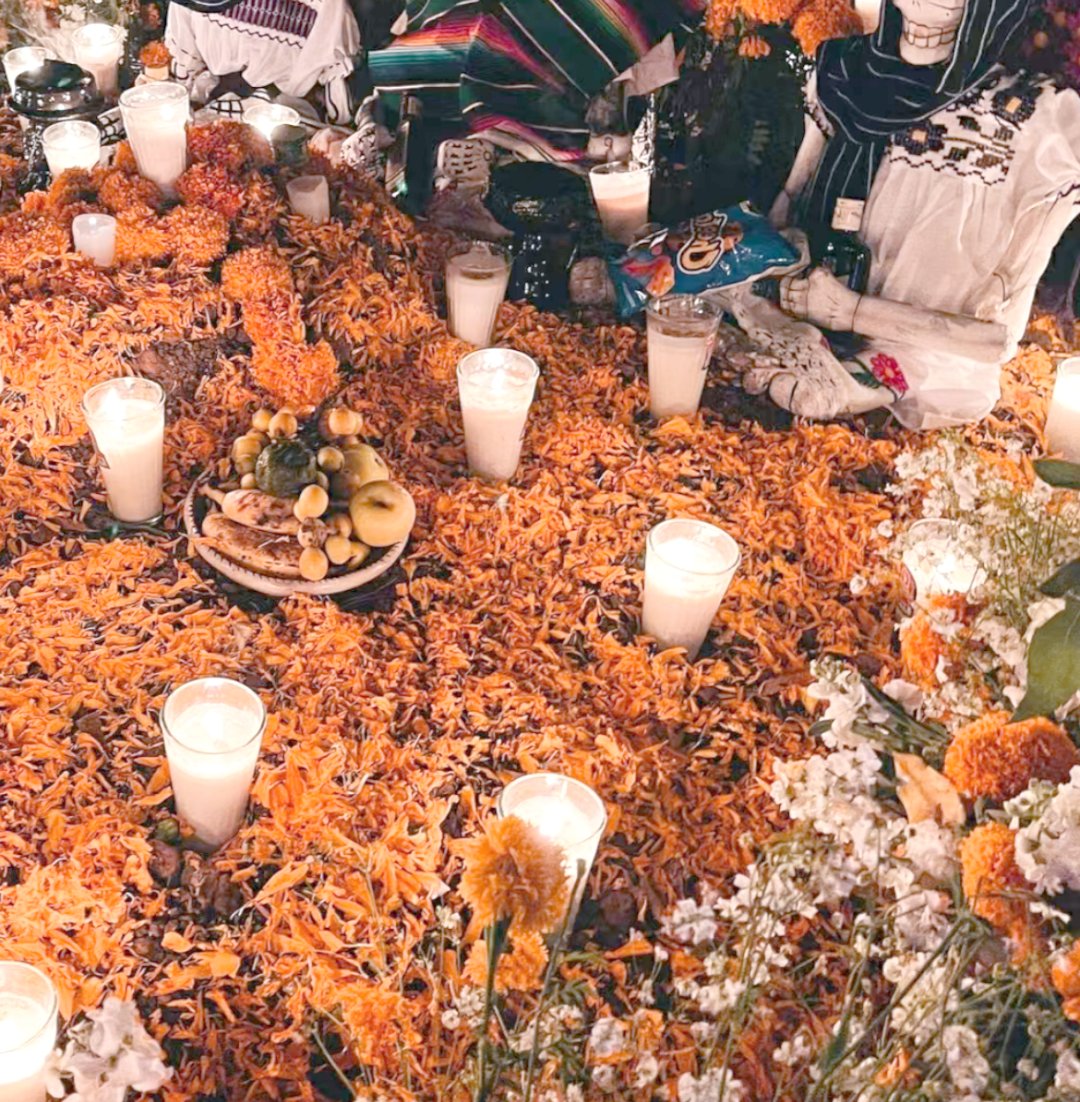 AllenaLadnlsp's tweet photo. Feliz Día de los Muertos! Altares llenos de colores, cempasúchil y recuerdos para quienes nos acompaan en el alma. ， https://t.co/MOR4to0oec