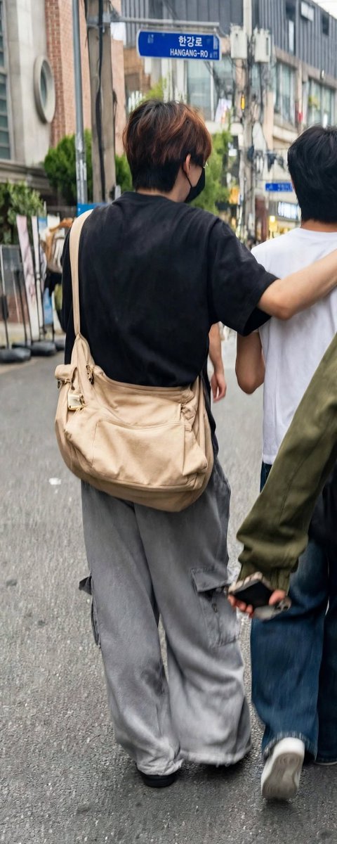 magnumpics_'s tweet photo. Nike Shoes Boy, a new member of YG's boy group, seen today with dyed hair color copper-plated!!🤩🤩🤩🤩🤩🤩🤩 https://t.co/1fq8cPRTab