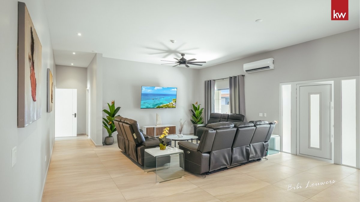 KWArubaBibi's tweet photo. 𝐇𝐢𝐠𝐡𝐥𝐢𝐠𝐡𝐭 𝐨𝐟 𝐭𝐡𝐞 𝐖𝐞𝐞𝐤 ✨🌴
Fully furnished home in Kamay with a separate studio, private pool, and outdoor kitchen.

💰 USD 1,699,000
🛏️ 5 BR | 5 BA
📍 Kamay 23H, Noord

#Kamay #ArubaRealEstate #KWAruba https://t.co/NI4rdmiLjZ
