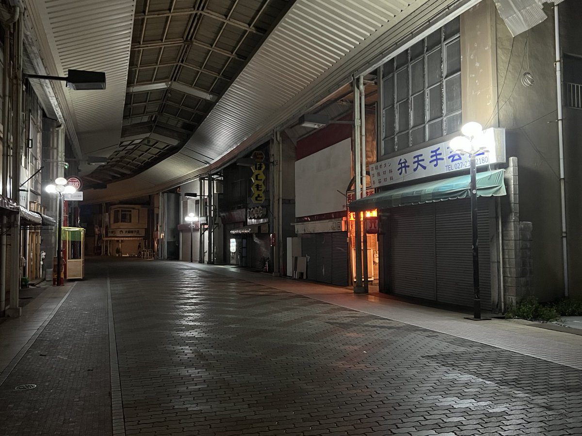 harune_log's tweet photo. ちなみに、夜の弁天通りはまた違った雰囲気👻

赤い提灯が灯る呑龍飲食店街と、隣にある『近畿地方のある場所について』にも登場した弁天手芸店が怪しげな雰囲気

人通りの少ない夜の商店街は、まさにホラー映画の世界みたい https://t.co/f25d94ceTX
