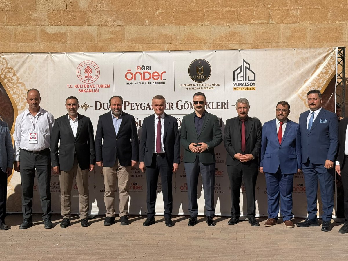 iktmagri's tweet photo. Tarih ve maneviyat Doğubayazıt’ta buluştu! İshak Paşa Sarayı’nda gerçekleşen "Dualı Sultan ve Peygamber Gömlekleri" sergisi büyük ilgi gördü. Kültürümüzün en müstesna eserlerinin yer aldığı bu özel günde tüm misafirlerimize ve emeği geçenlere teşekkür ederiz. https://t.co/Isxu1eq6PA