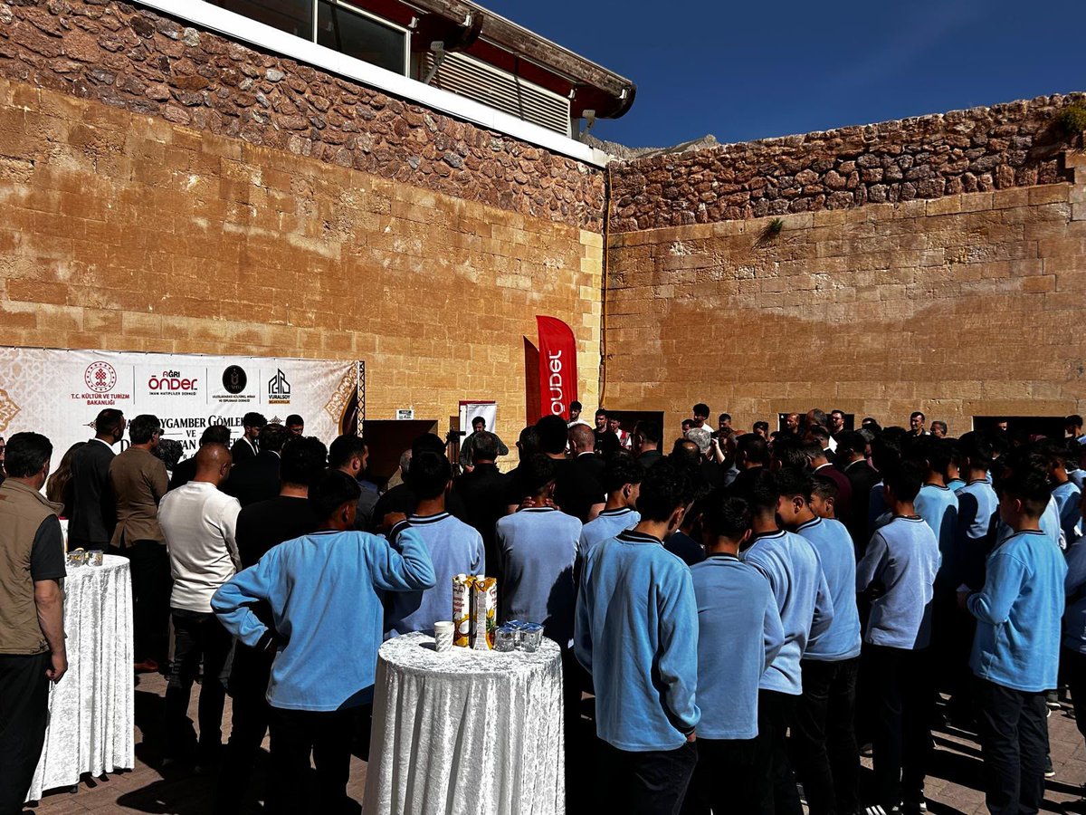 iktmagri's tweet photo. Tarih ve maneviyat Doğubayazıt’ta buluştu! İshak Paşa Sarayı’nda gerçekleşen "Dualı Sultan ve Peygamber Gömlekleri" sergisi büyük ilgi gördü. Kültürümüzün en müstesna eserlerinin yer aldığı bu özel günde tüm misafirlerimize ve emeği geçenlere teşekkür ederiz. https://t.co/Isxu1eq6PA