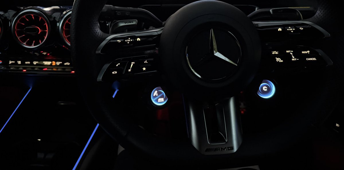 ayt_cy91's tweet photo. AMG GLA35の現行は喜んでくれた。運転し始めるまでは https://t.co/nMGLrRinSv