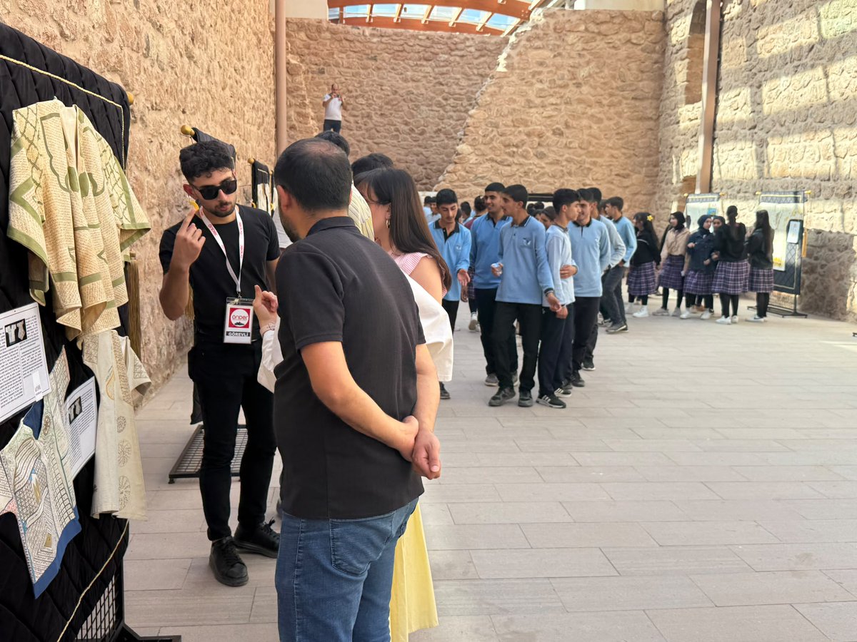 iktmagri's tweet photo. Tarih ve maneviyat Doğubayazıt’ta buluştu! İshak Paşa Sarayı’nda gerçekleşen "Dualı Sultan ve Peygamber Gömlekleri" sergisi büyük ilgi gördü. Kültürümüzün en müstesna eserlerinin yer aldığı bu özel günde tüm misafirlerimize ve emeği geçenlere teşekkür ederiz. https://t.co/Isxu1eq6PA