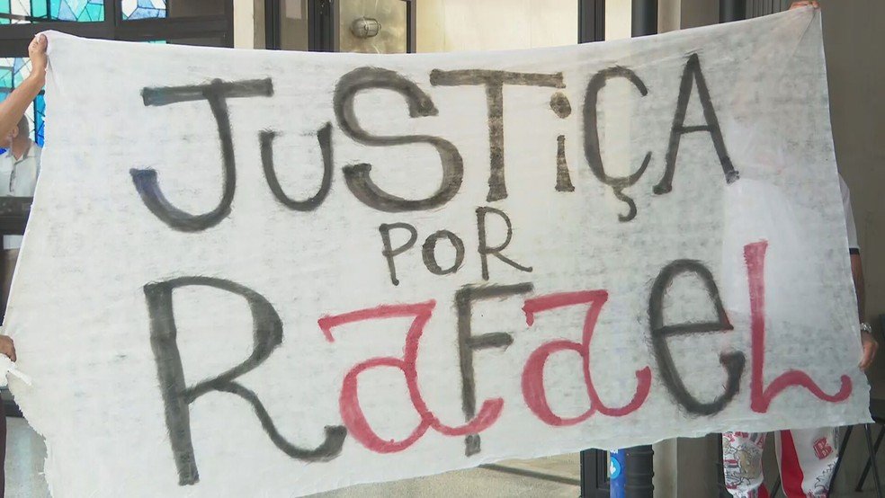 Rogerdasilva92's tweet photo. Também três anos do assassinato de Rafael Garcia. Comprovadamente morto pôr um policial militar em frente ao estádio do Morumbi enquanto comemorava a conquista. 
Ninguém foi, ou será preso pôr esse crime. https://t.co/ORAdeYu5pf