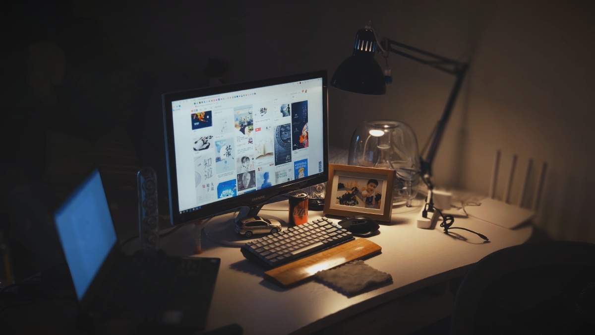 LizethParriott's tweet photo. Mi escritorio minimalista  solo lo necesario para trabajar sin distracciones. Tu setup también es así https://t.co/gCEJe7wBOK