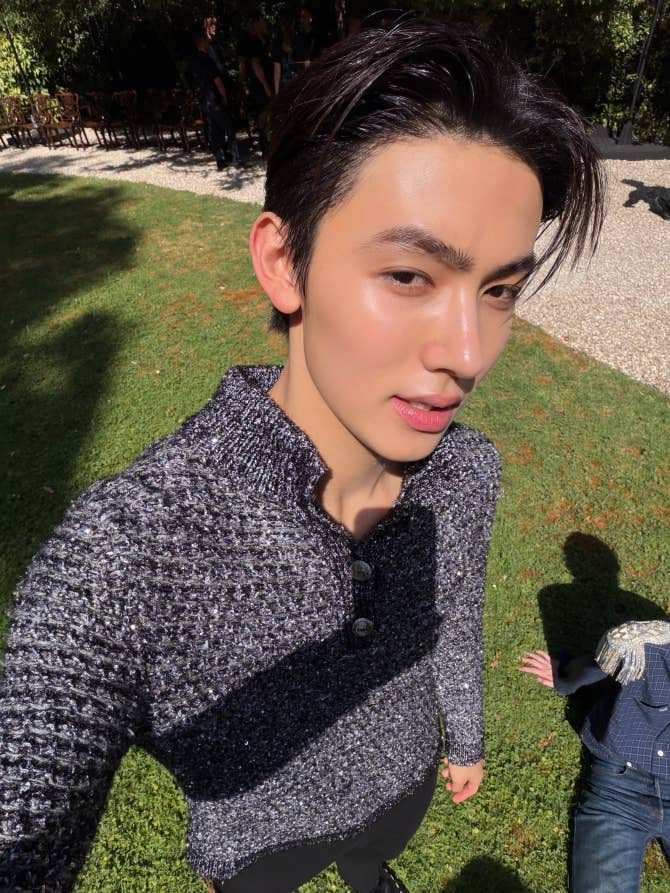 prettyyhyeon's tweet photo. the genre of seonghyeon sunkissed selca https://t.co/jae1vSWZxT