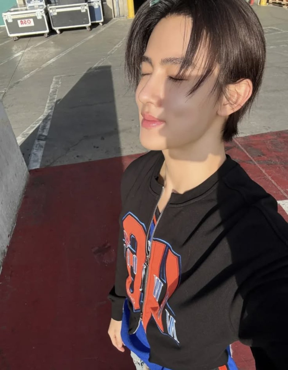 prettyyhyeon's tweet photo. the genre of seonghyeon sunkissed selca https://t.co/jae1vSWZxT