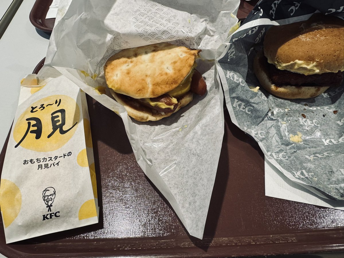 crosier_h's tweet photo. 会社の後輩たちと共に月見会

今日はモスとKFCー

来月はコメダとゼッテリア食したい気分だわ(* ॑꒳ ॑* )⋆*

ついでに北海道展があったのでいっぱいお買い物しました。

だのじがっだ！！！(　ﾟдﾟ)ｸﾜｯ

(腹減り過ぎて綺麗に撮る気なし) https://t.co/9XeVU30AlU