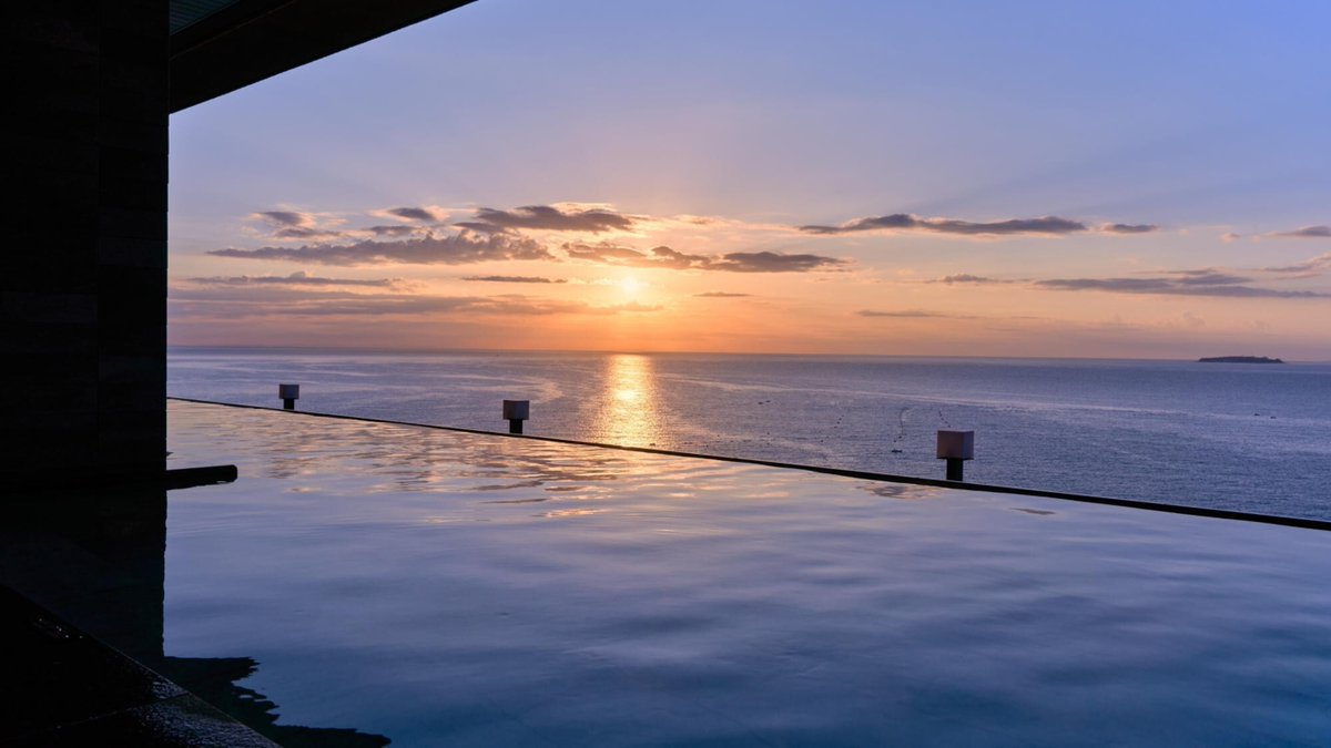 DestinaHotels's tweet photo. 新緑に包まれ、青い太平洋を見渡す熱海の最高峰「佳ら久」

57室すべてのバルコニーに温泉露天風呂がついており、3年連続で1ミシュランキーに選出されている。

熱海駅から約1.9km、車で約7分。近くには伊豆山神社などの観光スポットもあるが、正直ずっと宿にいたいくらい素敵な空間。
#熱海 https://t.co/VH9vtY5esA
