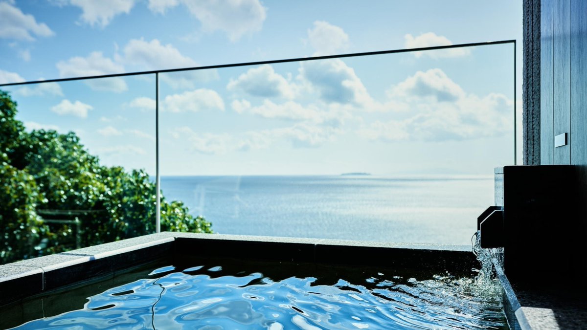 DestinaHotels's tweet photo. 新緑に包まれ、青い太平洋を見渡す熱海の最高峰「佳ら久」

57室すべてのバルコニーに温泉露天風呂がついており、3年連続で1ミシュランキーに選出されている。

熱海駅から約1.9km、車で約7分。近くには伊豆山神社などの観光スポットもあるが、正直ずっと宿にいたいくらい素敵な空間。
#熱海 https://t.co/VH9vtY5esA