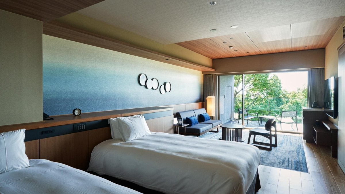 DestinaHotels's tweet photo. 新緑に包まれ、青い太平洋を見渡す熱海の最高峰「佳ら久」

57室すべてのバルコニーに温泉露天風呂がついており、3年連続で1ミシュランキーに選出されている。

熱海駅から約1.9km、車で約7分。近くには伊豆山神社などの観光スポットもあるが、正直ずっと宿にいたいくらい素敵な空間。
#熱海 https://t.co/VH9vtY5esA