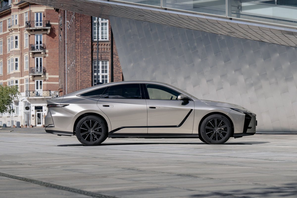 cochealia's tweet photo. El Lexus ES 2026 llega a España desde 61.500 €, con versiones híbridas y eléctricas, y manteniendo algo cada vez menos habitual, una berlina premium de verdad entre tanto SUV...

Artículo completo: https://t.co/PMp7HkgmQm

#Lexus #LexusES #Hibrido #Electrico @LexusSpain https://t.co/PrVPWYPAX2