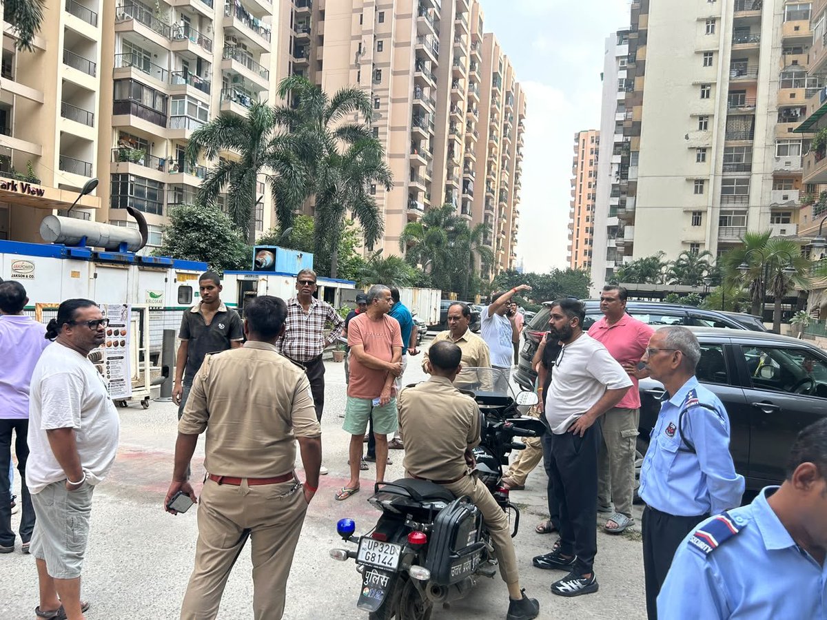 News1IndiaTweet's tweet photo. गाजियाबाद 

बिग ब्रेकिंग

गाजियाबाद में CIPL कंपनी की लापरवाही के चलते हजारों लोग बिजली सुविधा से हुए नदारत।

CIPL कंपनी PMB FACILITIES मेंटेनेंस कंपनी पर हुई मेहरबान और 15 लाख रुपए का कर दिया उधार

PMB फैसेलिटीज मेंटेनेंस कंपनी सोसाइटी से भाग खड़ी हुई और पूरी सोसाइटी अंधेरे में डूब गई 

सवाल यही जब सभी फ्लैट मालिकों के मीटर प्रीपेड है तो 15 लाख का बकाया कैसे हो गया 

जहां बिजली आने से पहले प्रीपेड मीटर का रिचार्ज करना होता है तो फिर मेंटेनेंस कंपनी पर 15 लाख रुपए का बकाया CIPL कंपनी ने किसकी मेहरबानी पर कर दिया।

200 फ्लैट्स अंधकार में 1000 लोग प्रभावित हुए

पूरा मामला गाजियाबाद के क्रॉसिंग रिपब्लिक थाना क्षेत्र के बुलंद हाइट्स सोसायटी का

@Uppolice @dm_ghaziabad @CMOfficeUP @criaoagh07 @CRGH7Ghaziabad