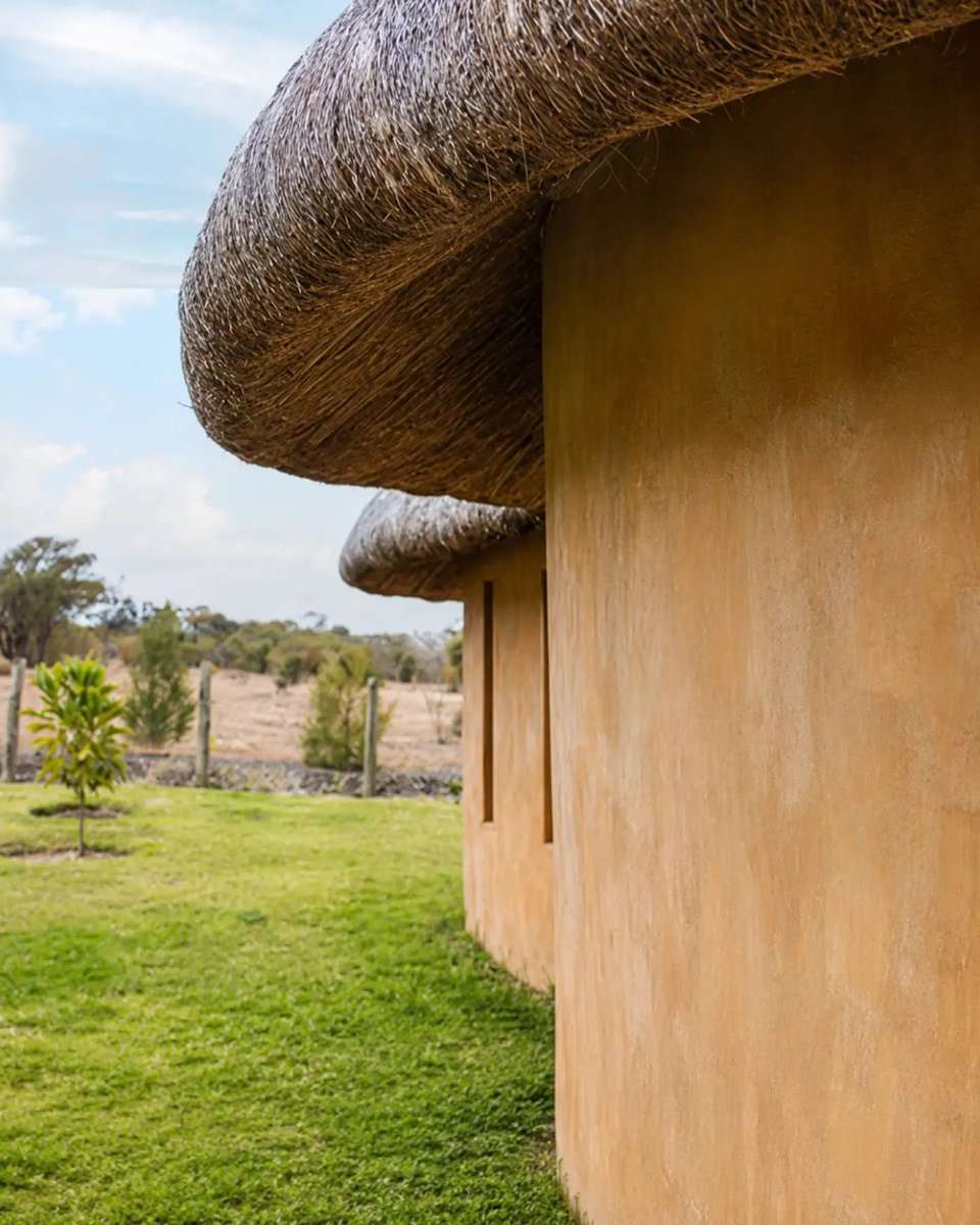 TopeDada17's tweet photo. This is reminds me of the home built in Kenya 

The Machakos-based residence designed by urko_sanchez_architects https://t.co/Yg50DSdd36