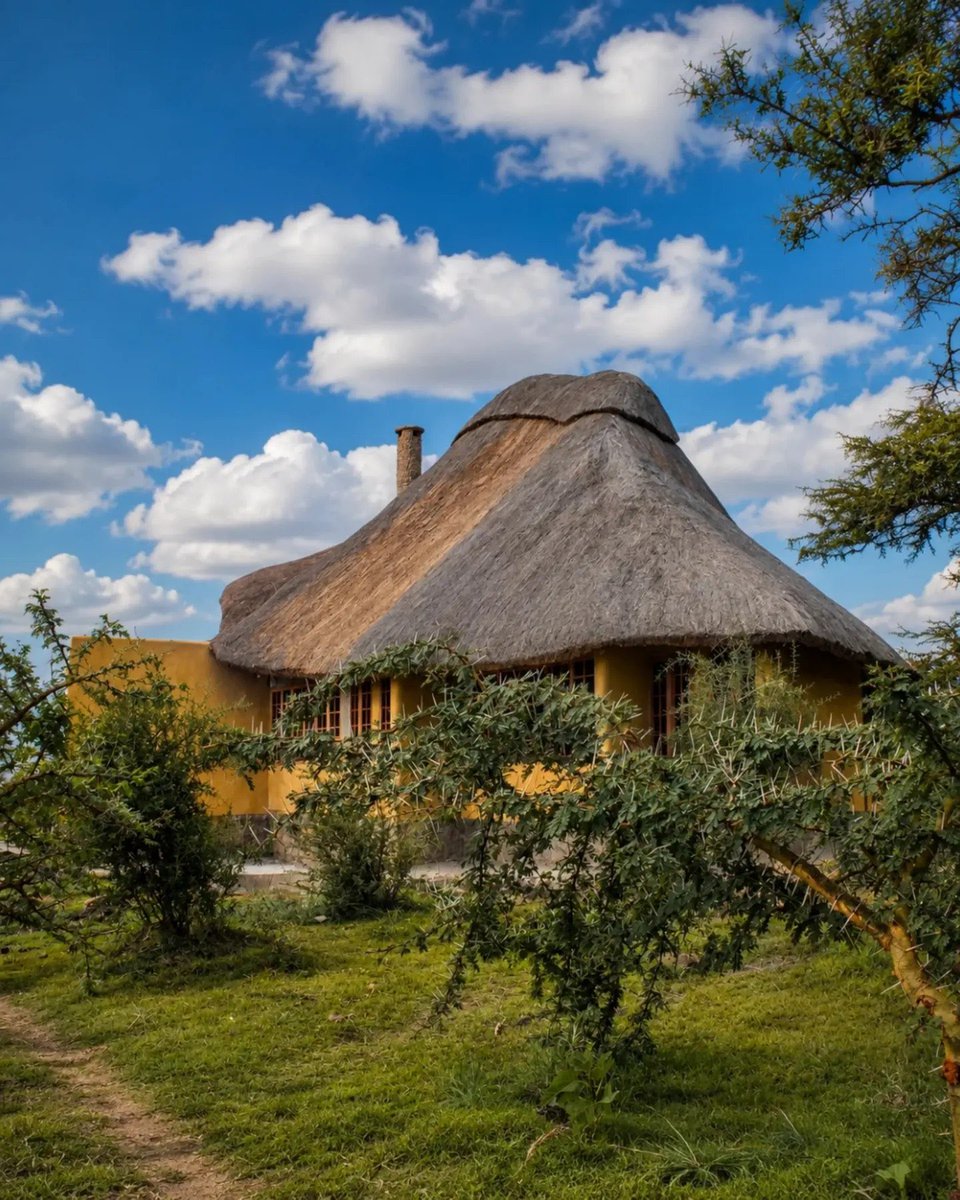 TopeDada17's tweet photo. This is reminds me of the home built in Kenya 

The Machakos-based residence designed by urko_sanchez_architects https://t.co/Yg50DSdd36