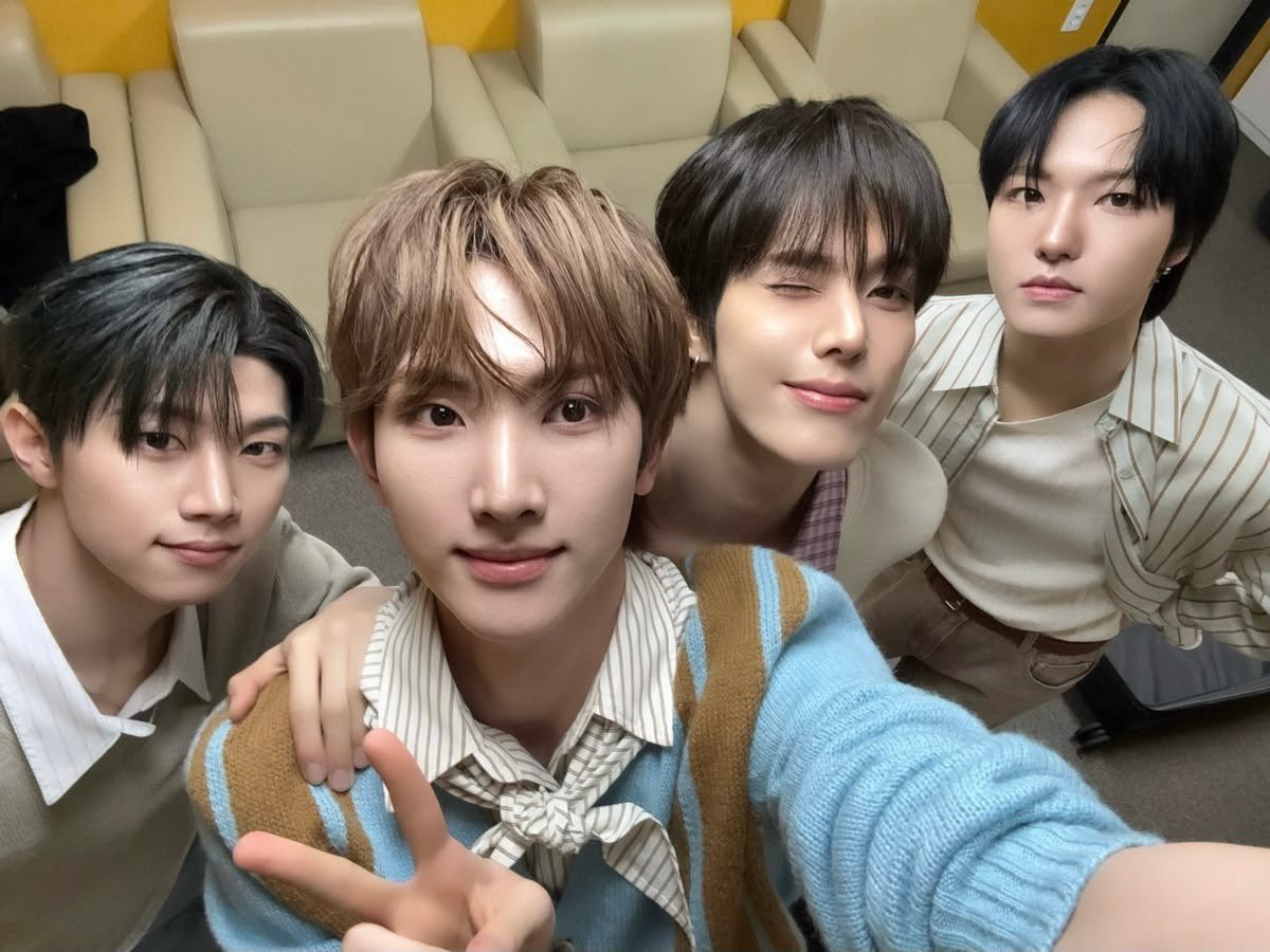 skatersangg's tweet photo. jinsik looks so cute here 🫳🫳🫳🫳🫳🫳🫳🫳🫳🫳🫳🫳🫳 https://t.co/BuuUuHSmy1