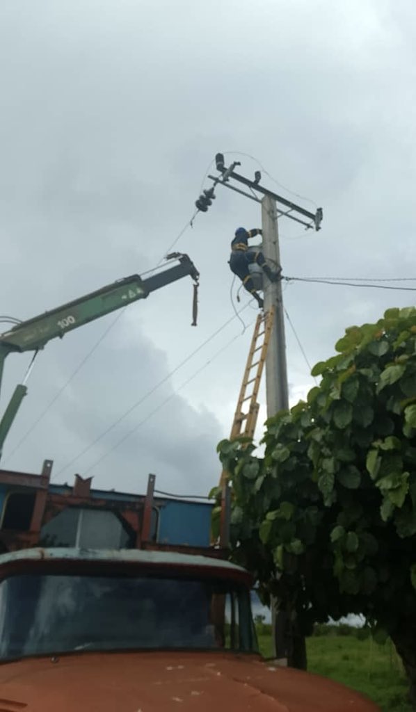 EEMayabeque's tweet photo. ✅| Brigada de la UEB Nueva Paz llevó a cabo la instalación de un transformador de 37,5 kVA en La Victoria, batey El Recurso, perteneciente al Consejo Popular Vegas del municipio, dando respuesta a una afectación que involucraba aproximadamente a 32 consumidores de la comunidad. https://t.co/Khj5JZyAhx