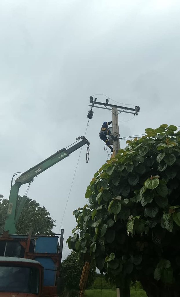 EEMayabeque's tweet photo. ✅| Brigada de la UEB Nueva Paz llevó a cabo la instalación de un transformador de 37,5 kVA en La Victoria, batey El Recurso, perteneciente al Consejo Popular Vegas del municipio, dando respuesta a una afectación que involucraba aproximadamente a 32 consumidores de la comunidad. https://t.co/Khj5JZyAhx