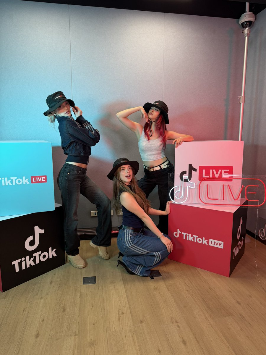 dnaofficial_ph's tweet photo. Finally back doing tiktok lives but with an upgrade #MusicLounge 😎

Thank you TikTok Live PH for having us in your studio, and Alyanna for joining us 🫶 We had the best time sharing our life updates, stories, and music with everyone 💗

 #TikTokLIVEPhilippines #TikTokLIVEMusic #DNA #DNA_Album
