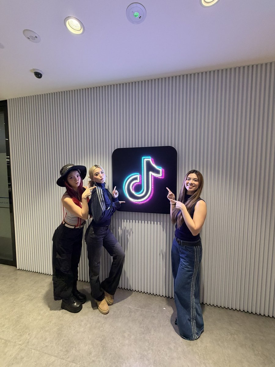 dnaofficial_ph's tweet photo. Finally back doing tiktok lives but with an upgrade #MusicLounge 😎

Thank you TikTok Live PH for having us in your studio, and Alyanna for joining us 🫶 We had the best time sharing our life updates, stories, and music with everyone 💗

 #TikTokLIVEPhilippines #TikTokLIVEMusic #DNA #DNA_Album
