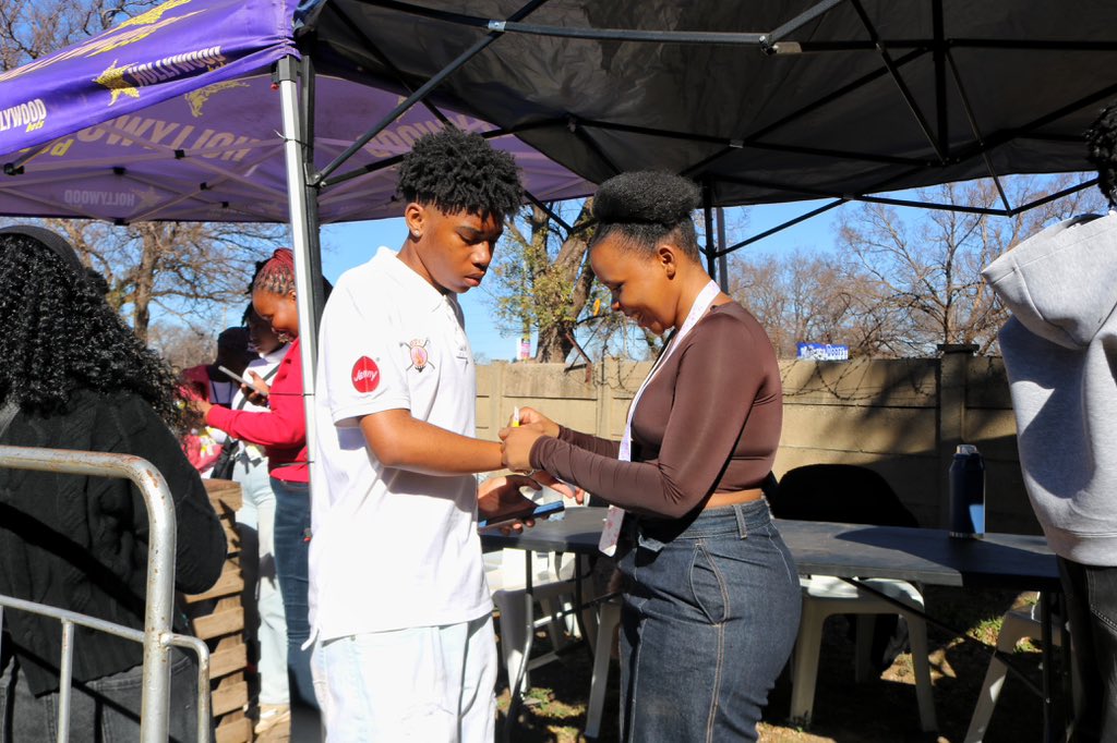 VaalFarmersMark's tweet photo. Lost files but not lost smiles🥹 8 Days left until our seasonal ending Vaal Farmer's Market 
Only a few tickets left🚨

Notice: No tickets will be sold at the gate, get yours while you can! See you there💚📸 https://t.co/Dfi7qtzK5d