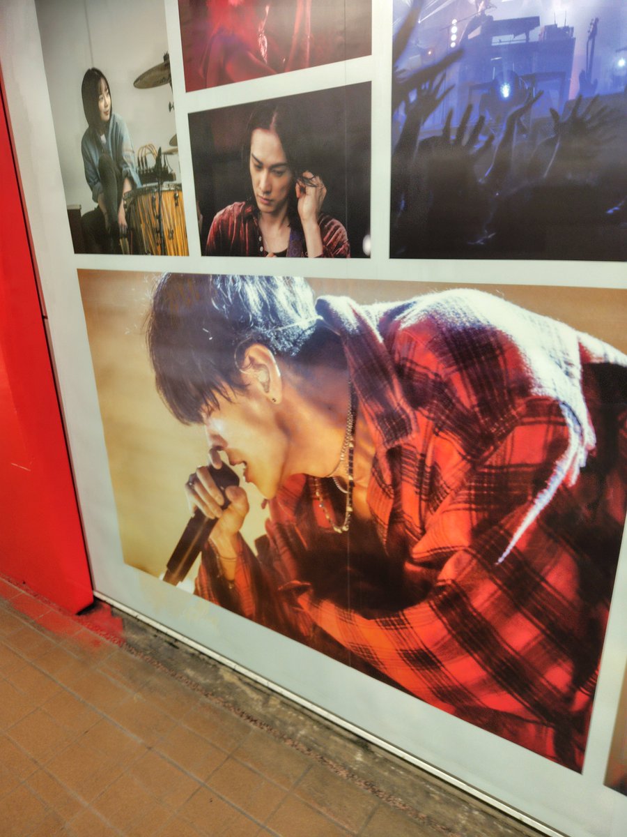 wakagimio's tweet photo. 去年8月新宿メトロプロムナードジャックのときの写真（のごく一部）
このときから「写真集が欲しい！！！！」と言っていました

やっと叶いますビジュアルブック
大事な宝物になります

先行予約受付中です！
#グラスハート
#佐藤健 #宮﨑優 #町田啓太 #志尊淳 https://t.co/lCnM6CN0sJ