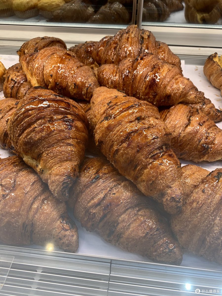 nosekawahara94's tweet photo. Just grabbed this warm, buttery croissant from the corner bakery—flaky, crispy, and exactly what my morning needed! https://t.co/kitWnOflBS