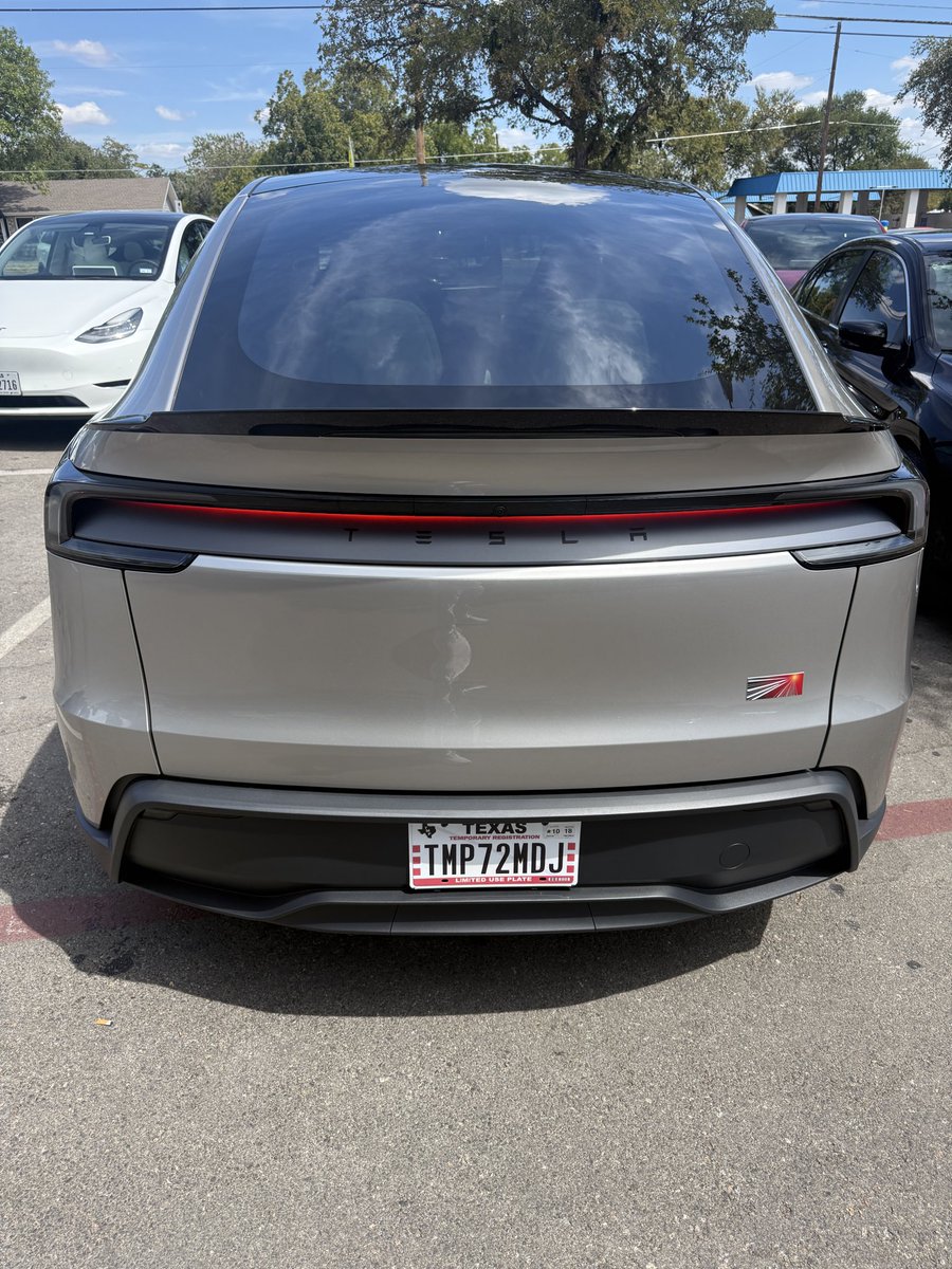 Rikkky15's tweet photo. @SDembraski Same Story. Lucid Gravity &amp; Rivian R2: great space, but expensive and software wasn’t for us. EV9 wasn’t considered due to a friend’s range &amp; infotainment issues.

After 8 years with Tesla Model 3 &amp; Y, we traded up to Model YL. Picked it up Sept 20 — absolutely love it! ⚡️🚀 https://t.co/pb1wIOdONc