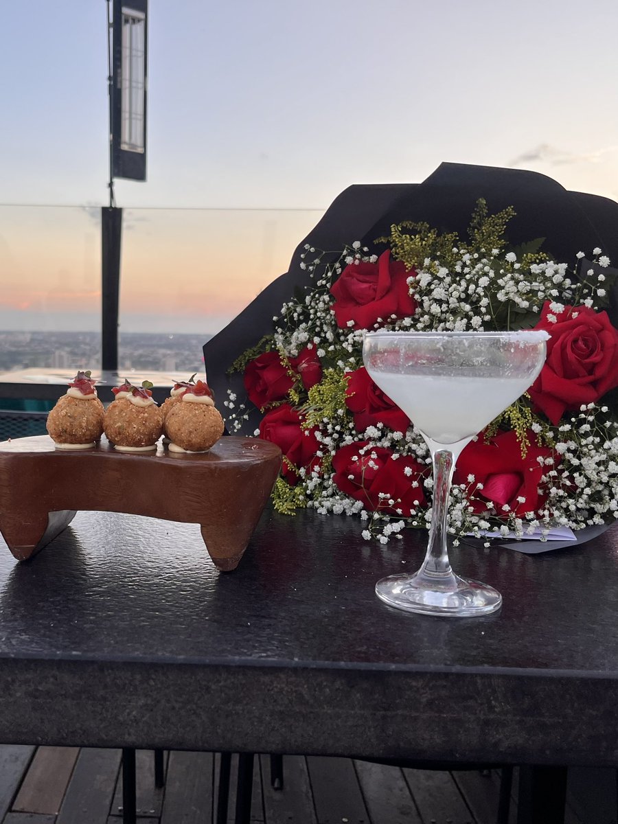 Jadenoirofc's tweet photo. Um banquete para os olhos e o paladar. 🍸🤤
.
.
#rooftopvibe #pordosol #gourmetbites #coquetel #rosasvermelhas #noiteperfeita #vistaurbana #celebracao #luxurylyfestyle https://t.co/xpKyXEtXqg