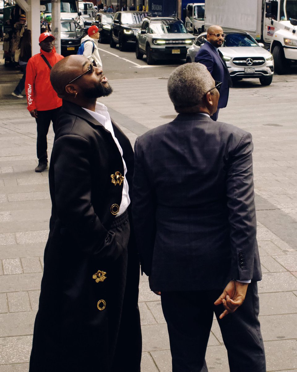 OO1updates's tweet photo. @davido &amp; @AlikoDangote DANGOTE TALK “THE IPO FOR THE PEOPLE”! 🇳🇬🔥

Davido sits down with Aliko Dangote for a conversation about the upcoming IPO and how Nigerians can learn more about the opportunity. 

“DAVIDO HAS QUESTIONS. ALIKO DANGOTE HAS ANSWERS.” 🗣️ https://t.co/Zud5Om3D3S
