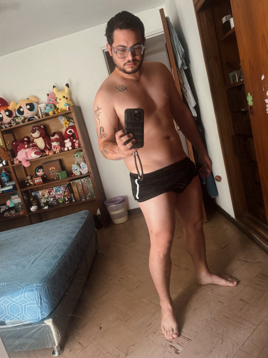 CisscoS's tweet photo. ¿Entonces así si se nota que mido 1,80? 

Seguí todos sus consejos: Salir cuerpo completo, que la cámara no esté tan arriba,  que haya una puerta cerca 😅.

Me costó mucho espero funcione https://t.co/ekuWvD2hjz
