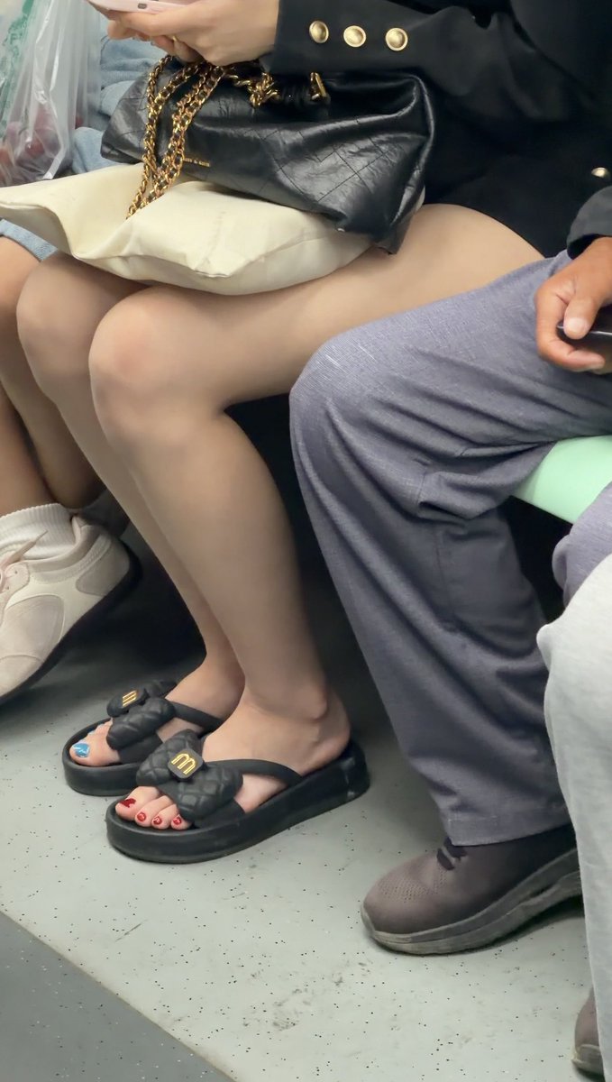 dongqi46082's tweet photo. 地铁上这双黑色厚底凉拖太勾人
菱格鞋面把脚趾挤在一起，一边蓝甲一边红甲
坐下的时候小腿并着，鞋尖轻轻点着地板，脚趾缝都看得清
站起来腿更直，厚底一晃，红蓝美甲就往外顶
预览 24 秒，原片 4K，想看完整的私信
#街拍 #地铁 #美足 #美腿 #凉拖 #厚底拖鞋 #美甲 #足控 #玉足 https://t.co/bphT5cczQm