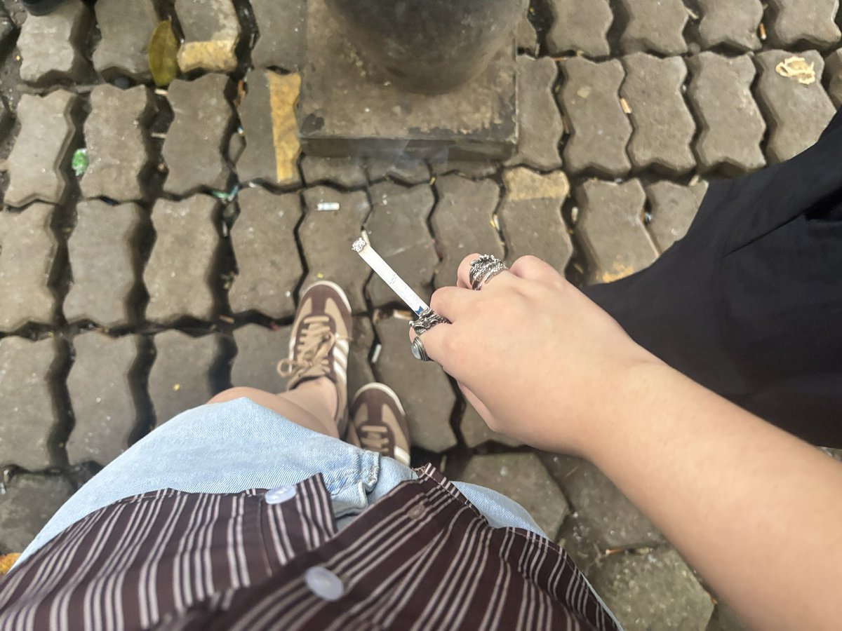 yosivy_'s tweet photo. today i smoked next to a tall tatted man with long hair and an annoyingly attractive tagalog accent (my date) https://t.co/FhiGBzsyZ0
