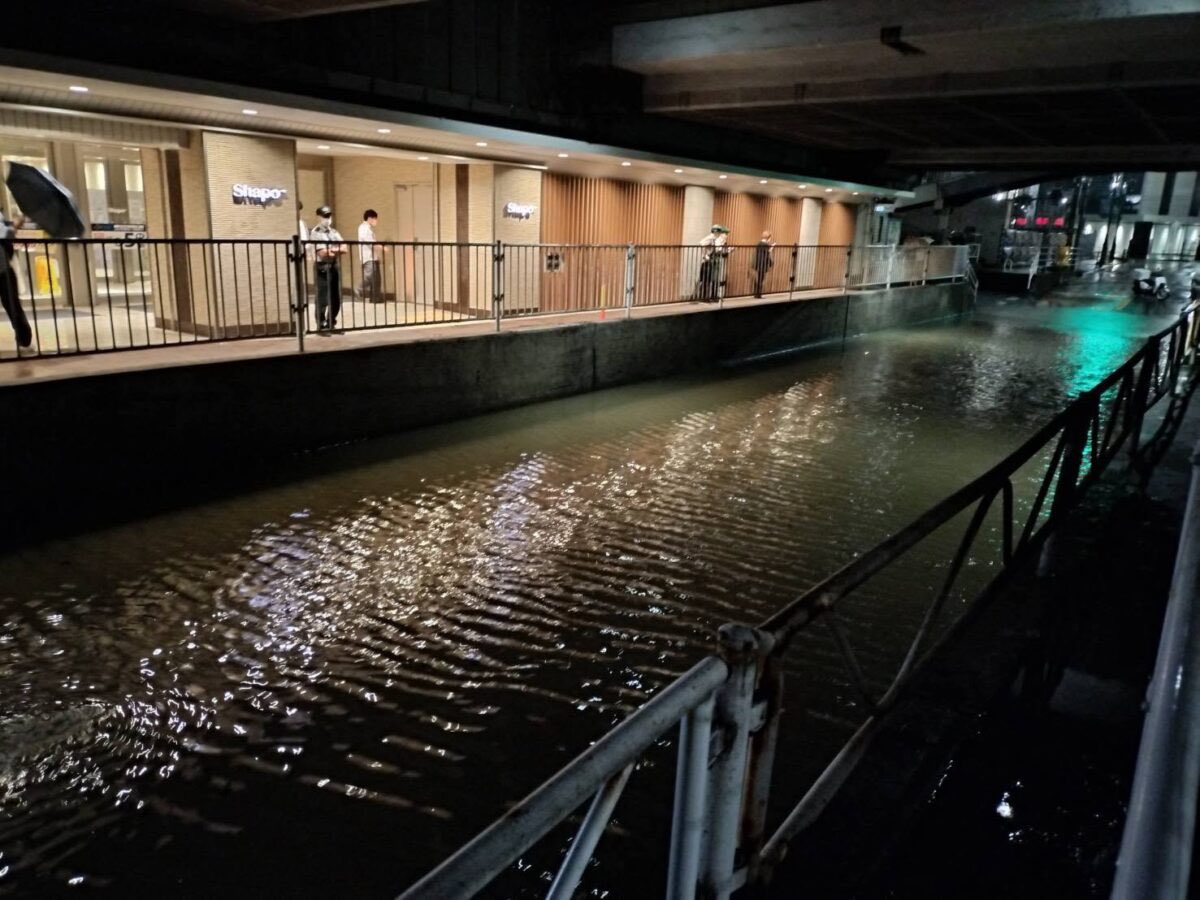 MyFunabashi's tweet photo. 船橋市が8月「千葉豪雨」の被害を公表　飯山満川、二俣川など8つの河川で溢水が発生 https://t.co/oylrD1xrSa #まいふな　#船橋市　#千葉豪雨　#冠水　#飯山満川 https://t.co/C7DKpy3rlV