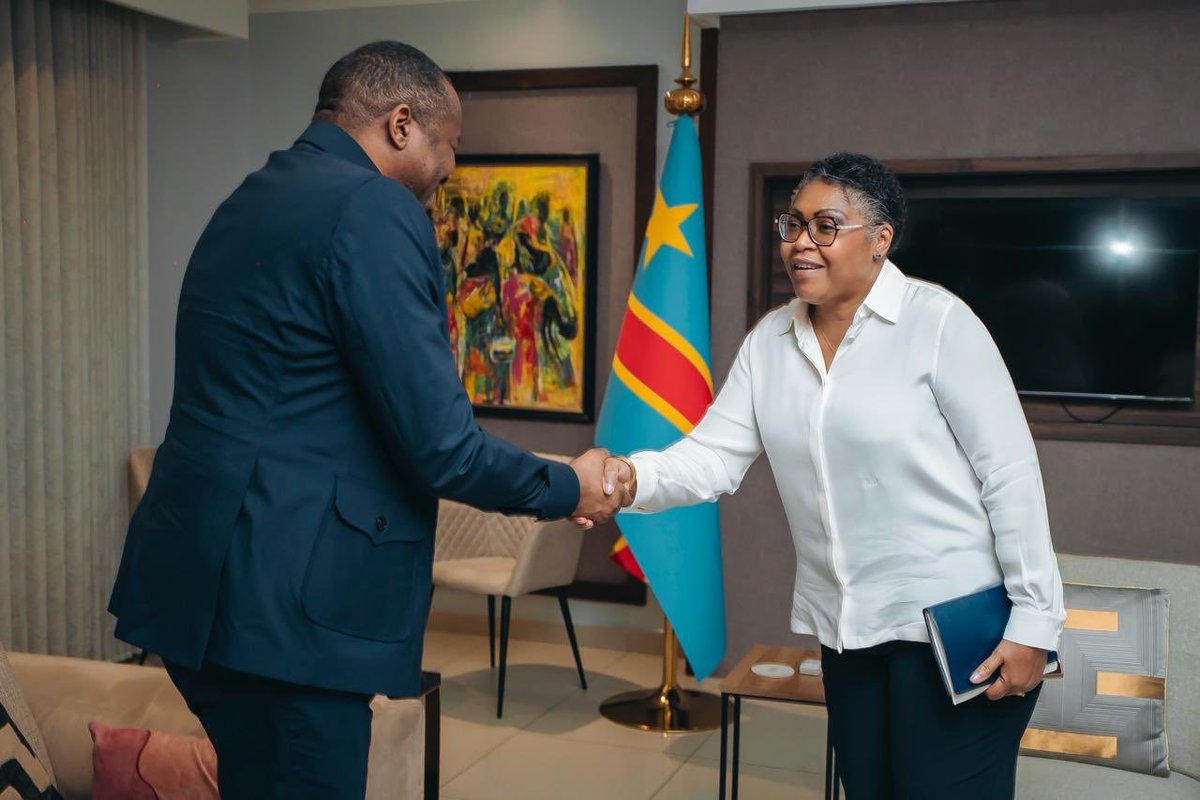 Huinfos's tweet photo. La transformation de la #CADECO se poursuit. Après le protocole sur la paie de proximité, le DG Célestin Mukeba a échangé avec la Première Ministre sur les avancées et les prochaines étapes : modernisation et inclusion financière. https://t.co/Zl2vdMLTI3