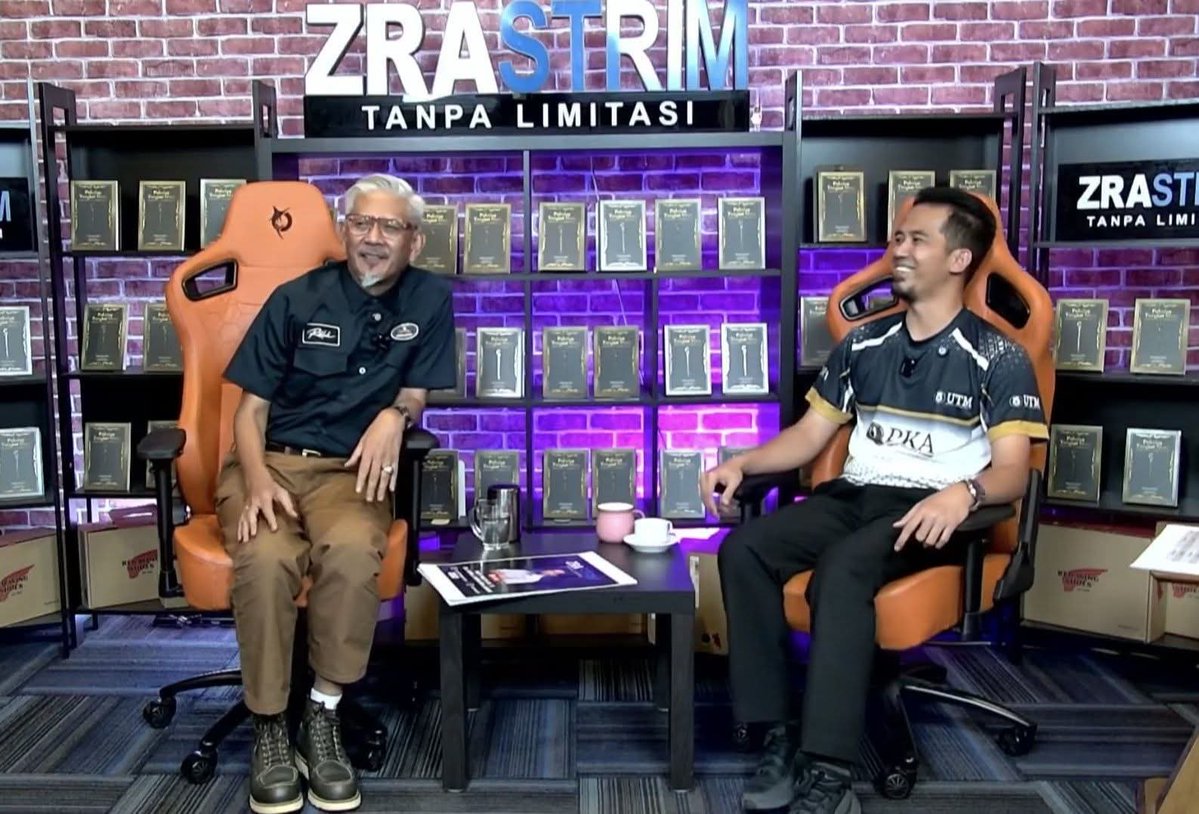 FaktaBukanAuta's tweet photo. Mana la ZRA jumpa Prof Madya ni!

Walaupun ahli akademik tapi cara dia terang mudah org kg faham.

1) Aircond kita kalau 1HP tenaga dia +- 700 Watt. Kipas angin pula +-70 Watt.

Pasang 1 aircond sedutan elektrik dia sama macam pasang 10 biji kipas.

Cerek elektrik, seterika pun kuat elektrik tapi kita on 10-15 minit saja, tak rasa.

Situ duduknya.

2) Lampu merah kelip² kat meter tu dia tengah kira bil kita.

Pekakas yg kuat sedut letrik lampu merah tu akan kelip laju² & sebaliknya - bila² try perati.

3) Bila Malaysia dilanda musim panas ketara, suhu luar akan cecah 37°C.

Bila kita on aircond, dia akan bekerja 2x ganda nak sejukkan rumah.

Masa tu mau tau bil akan mencanak!

4) Dulu² caj tiang, pencawang, arang batu, apa bagai ni dikira sekali secara pukal,

lani struktur bil lebih telus sebab dia tunjuk asing².

Tapi bila buat camni orang kata TNB banyak caj, padahal caj ni dah wujud sejak dulu.

5) Banyak lagi yg diceritakan, kena tonton sendiri.

Terima kasih Prof Madya! 🫱🏻‍🫲🏼