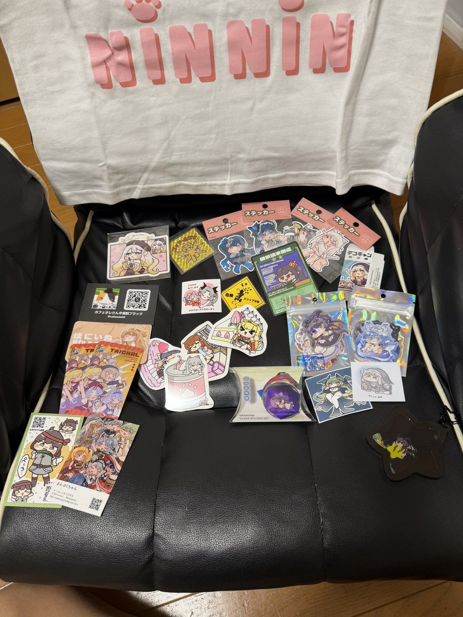 DragonicWANWAN's tweet photo. #トリモチ祭 の戦利品‼️

どんどんお宝が増えていっちゃう✨
クリエイターさん達の心のこもった作品ばっかりで本当は全部欲しかった😂

@torikara_chick 
@26964_art 
さんに絵もらっちゃった😍
メッチャスラスラ描いてて本当に凄かった✨

シャドーダイブと呑兵衛ギデオン大事にします🙏 https://t.co/iPGyumh0U0