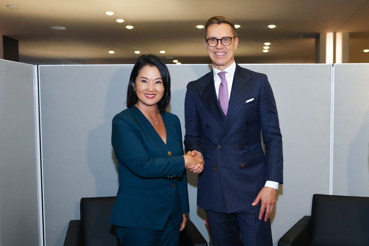 presidenciaperu's tweet photo. 🇵🇪 🇫🇮 La presidenta Keiko Fujimori se reunió en Nueva York con el presidente de Finlandia, Alexander Stubb, con quien coincidió en fortalecer la cooperación en educación, economía circular y transformación digital, así como los vínculos comerciales y de inversión entre ambos países. #UNGA81

📱Ver nota de prensa: 

https://t.co/RcthsK2Ij9